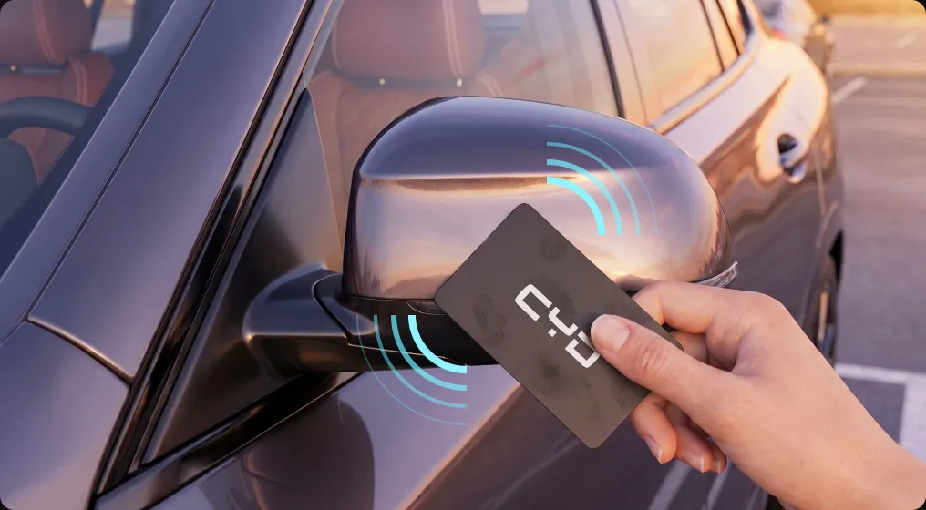 一只手将 CYD NFC 卡片靠近车辆后视镜感应区
